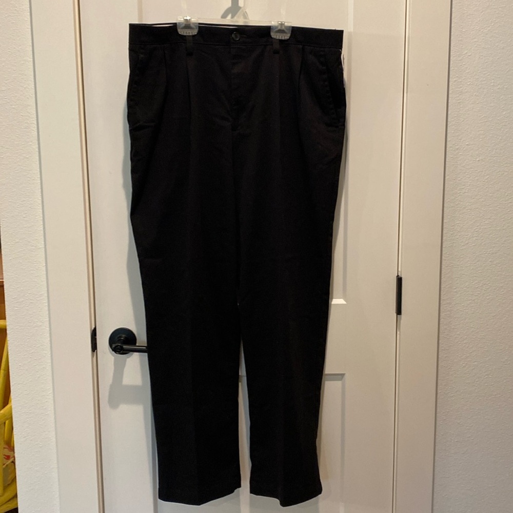 Men’s Classic Fit Dockers. Pleated Front. Black. Size 38 x32. NWT